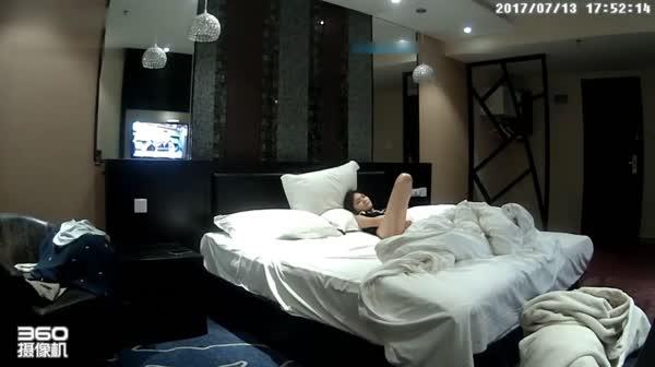 主题酒店黑床房首次偷拍-性感漂亮的小美女被情人操完后自己玩手机不理她了,妹子生气了,等再想干时就是不让操了!